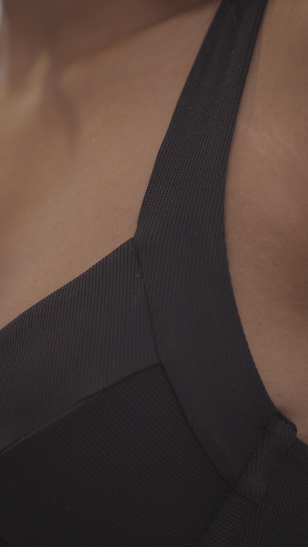 Load video: Underwire Top - Midnight